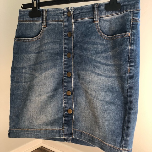 Button jean skirt - Picture 2 of 3